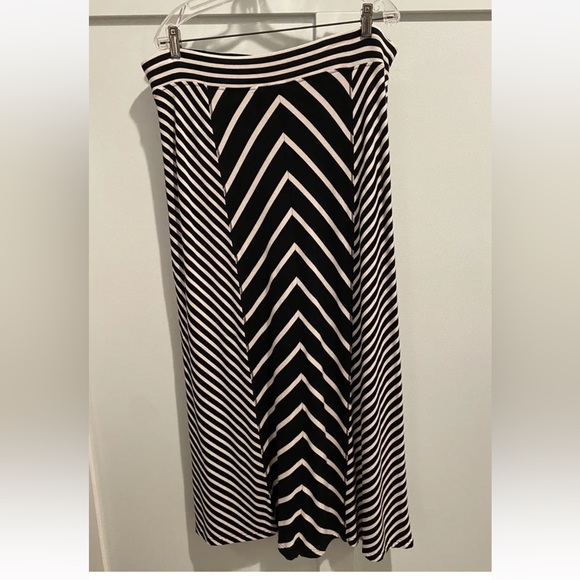 Chicos Zenergy Skirt (3) XL 16 Black White Maxi Long Pull On Stripe Chevron - Picture 2 of 11